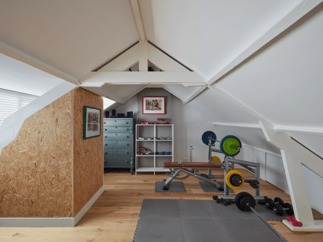 Les combles sont la pièce idéale pour installer sa salle de sport.