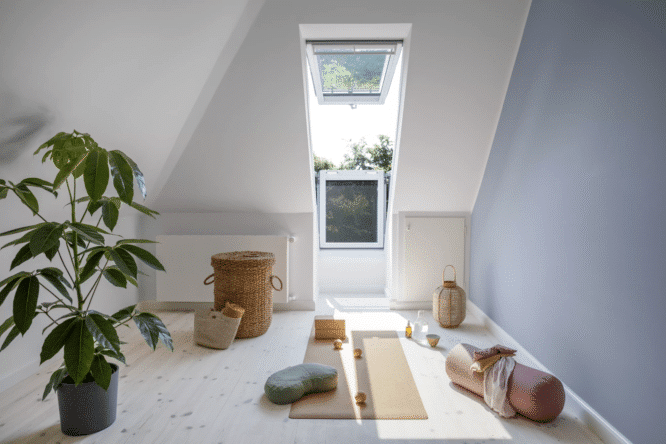 Une pièce de 10 à 15 m² suffit pour des exercices au sol (yoga, stretching, musculation au poids du corps)
