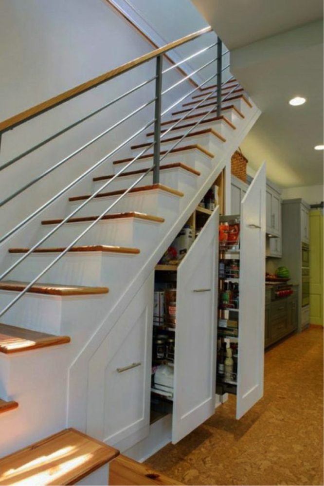 bibliothèque-ou-placard-sous-l'escalier-rangement-astuces-otpimiser-espace