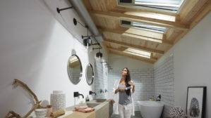 Ventilation de la salle de bains dans les combles aménagés grâce aux fenêtres de toit VELUX