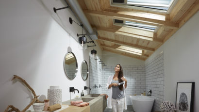 Ventilation de la salle de bains dans les combles aménagés grâce aux fenêtres de toit VELUX