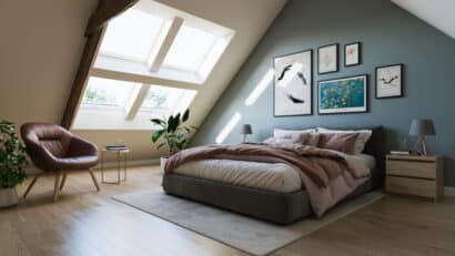 Chambre mansardée avec plafond incliné et fenêtre de toit VELUX, confortable et lumineuse.