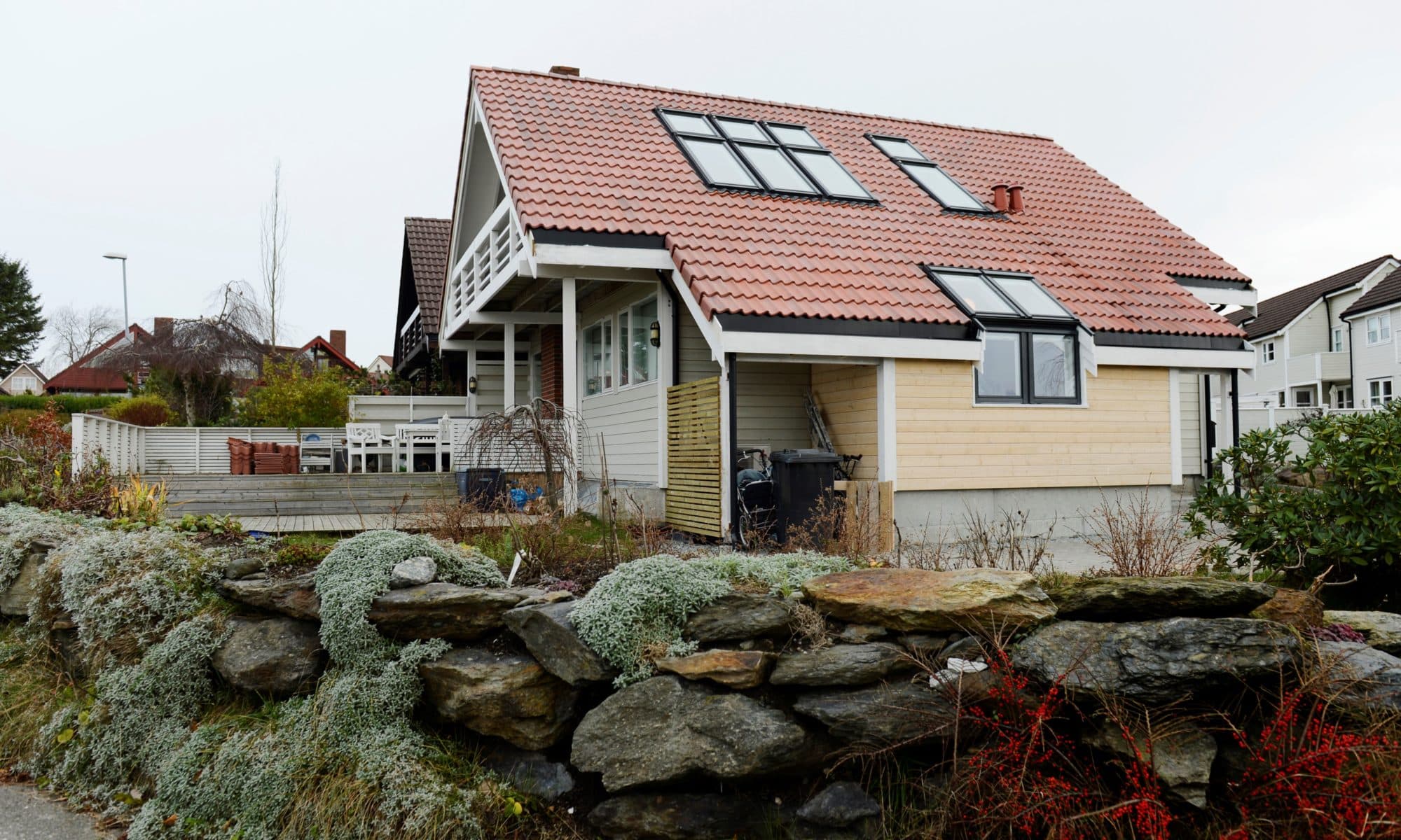 Vue extérieure d'une maison avec des fenêtres de toit.
