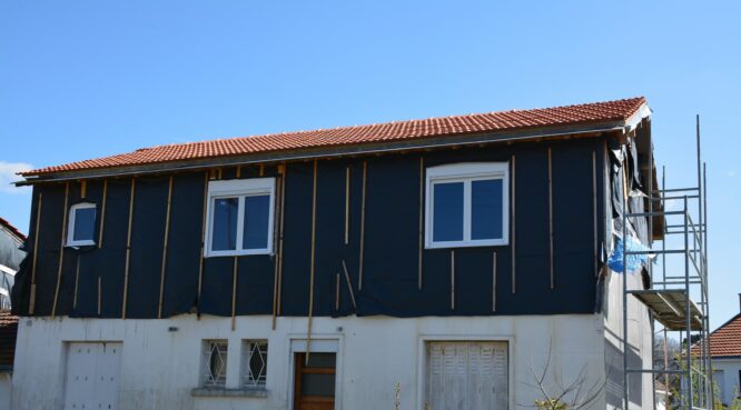 Élévation d'une maison à toit de tuiles