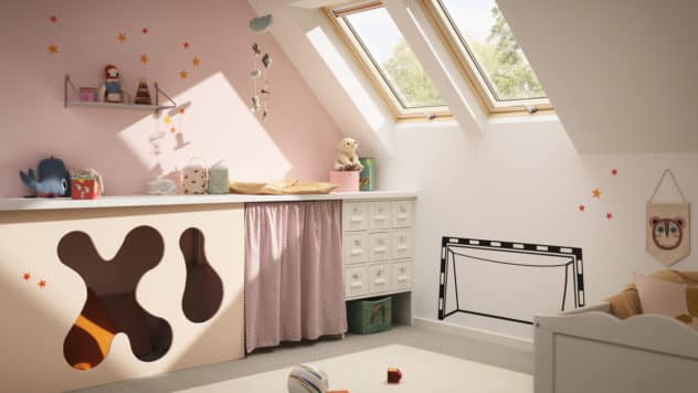 Chambre pour bébé aménagée sous les combles avec une fenêtre VELUX.