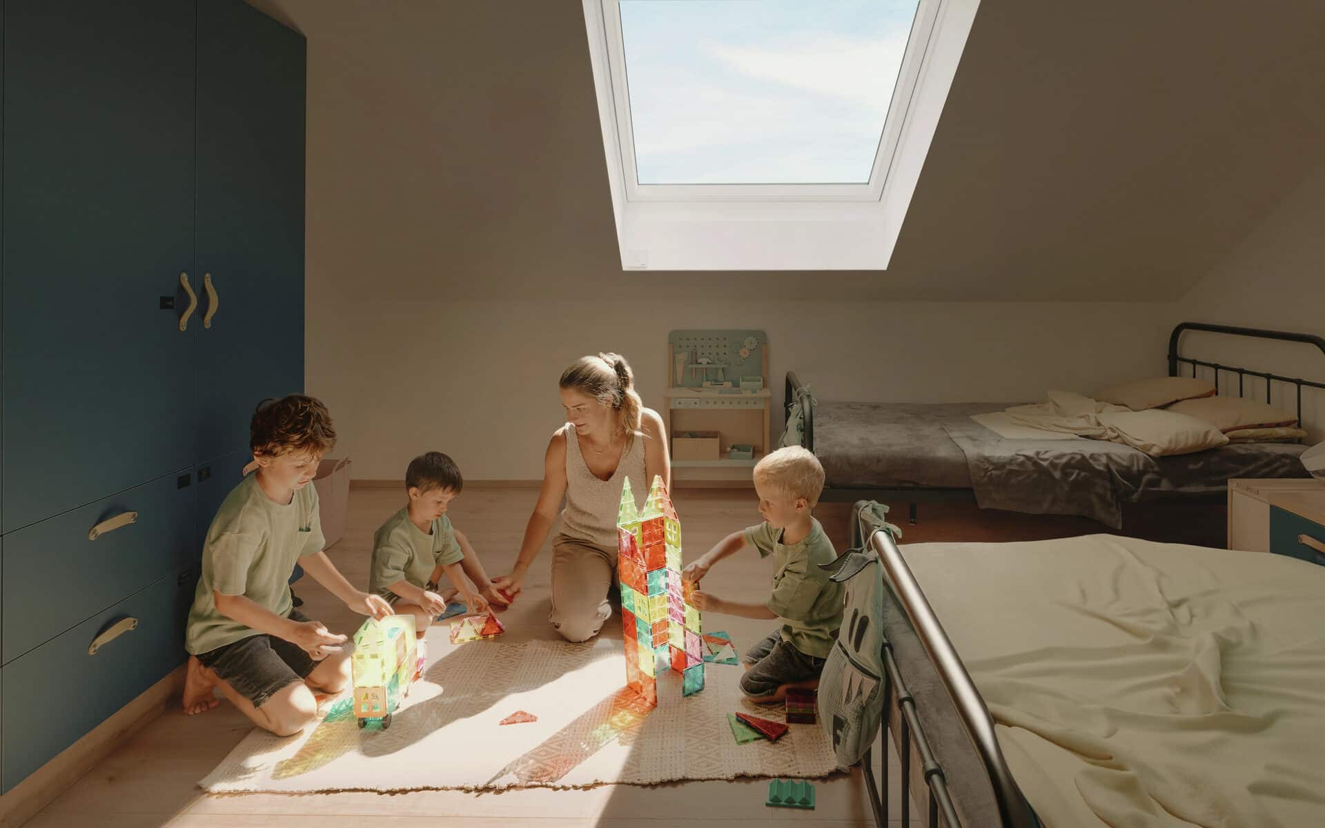 Enfants jouant dans une chambre sous comble