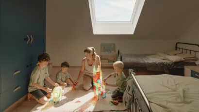Enfants jouant dans une chambre sous comble