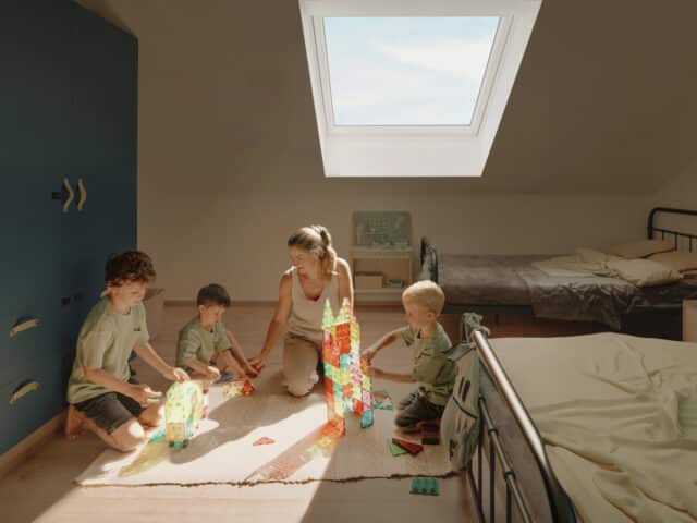 Enfants jouant dans une chambre sous comble