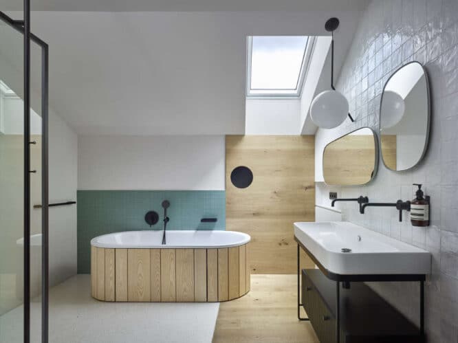 Salle de bains sous pente avec des revêtements en bois et carrelage vert