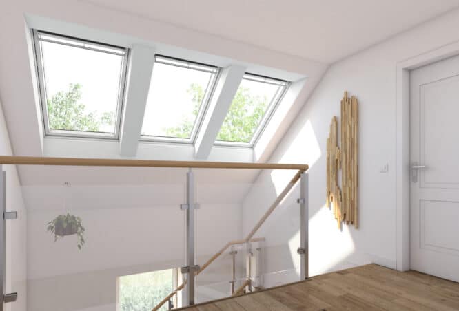 Palier mansardé avec plafond incliné et fenêtres de toit VELUX, lumineux et aéré.