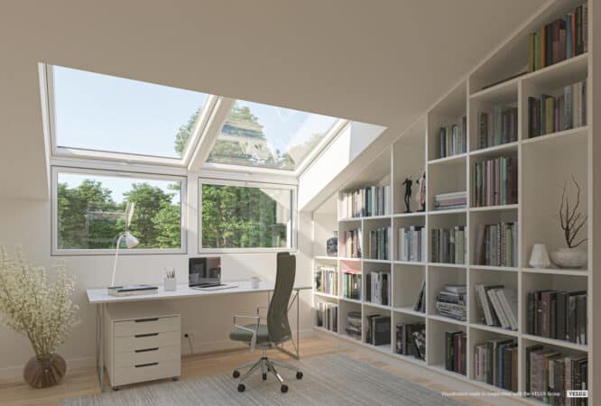 Bureau mansardé avec fenêtre de toit VELUX, bureau, chaise et étagères.