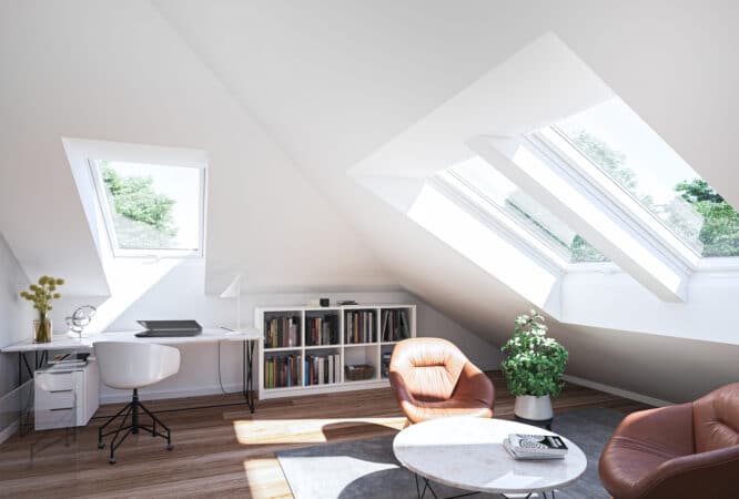 Bureau mansardé avec plafond incliné et fenêtres de toit VELUX, lumineux et aéré.