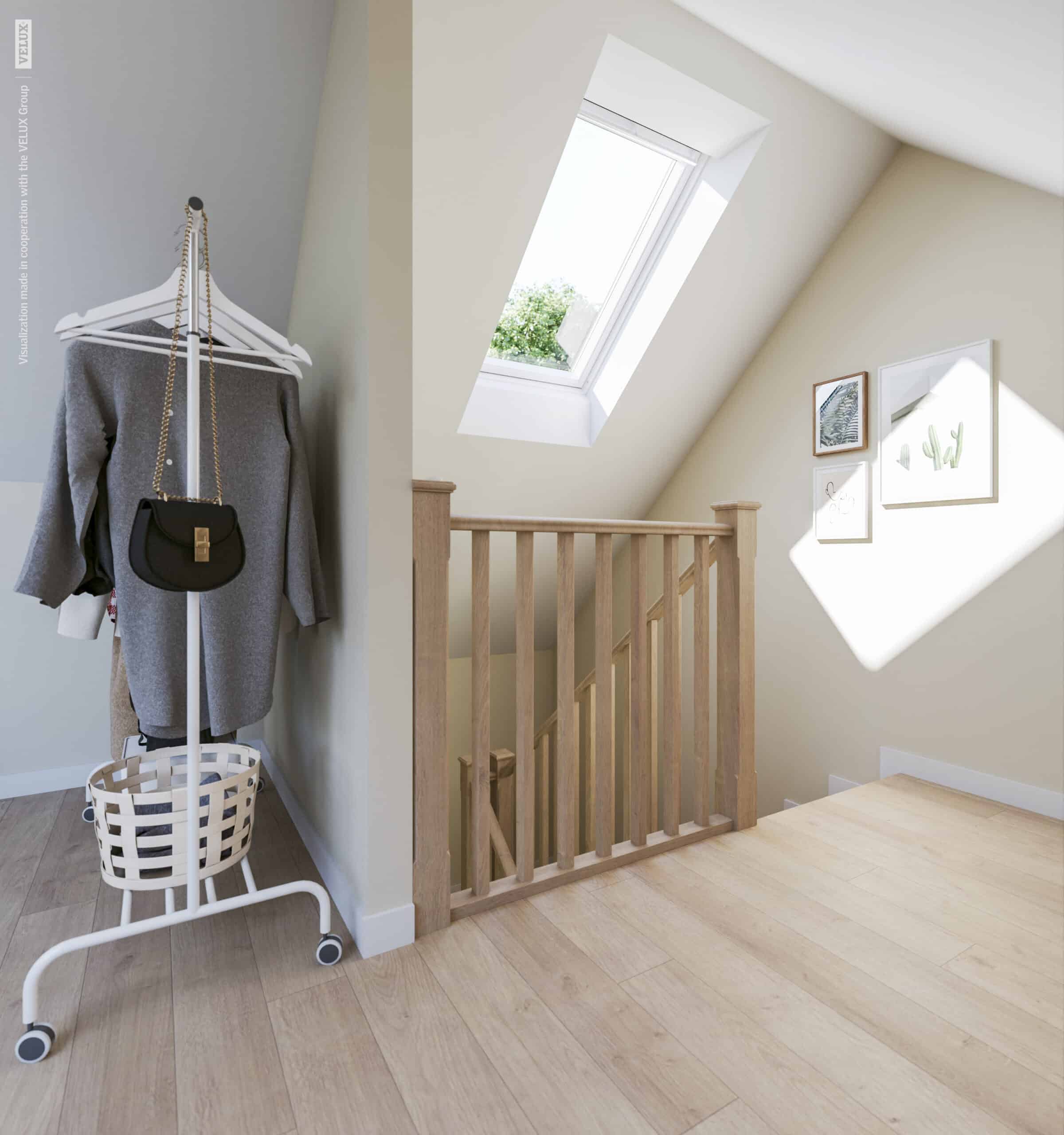Palier de grenier avec plafond en pente, fenêtre de toit VELUX, rampe en bois et porte-vêtements.