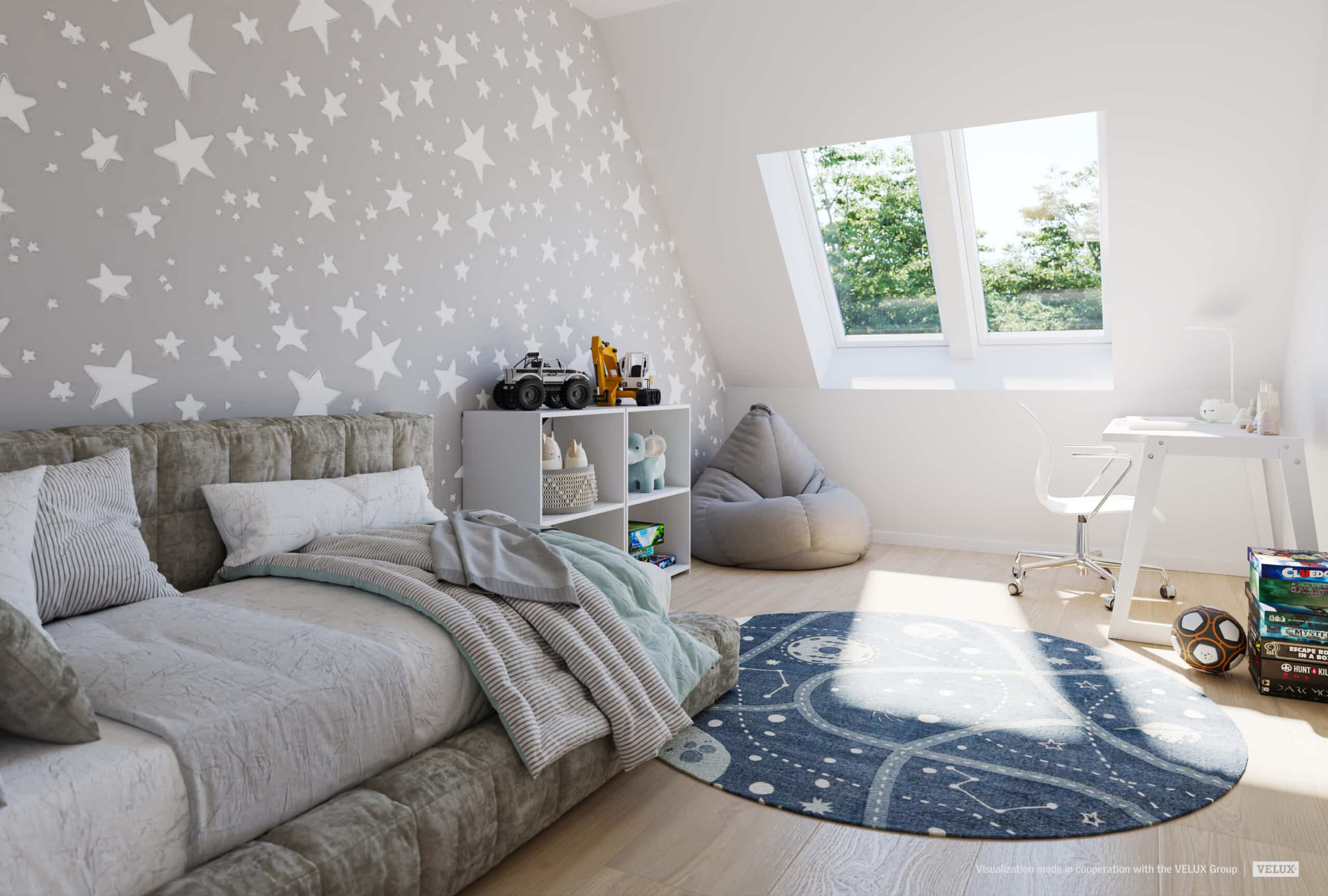 Chambre d'enfant avec plafond mansard&eacute;, fen&ecirc;tre de toit VELUX et papier peint &agrave; motifs d'&eacute;toiles.