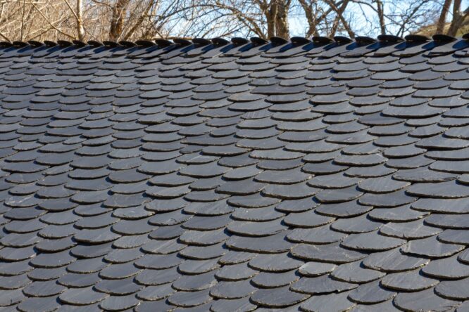 Détail du nouveau toit en ardoise de style traditionnel 