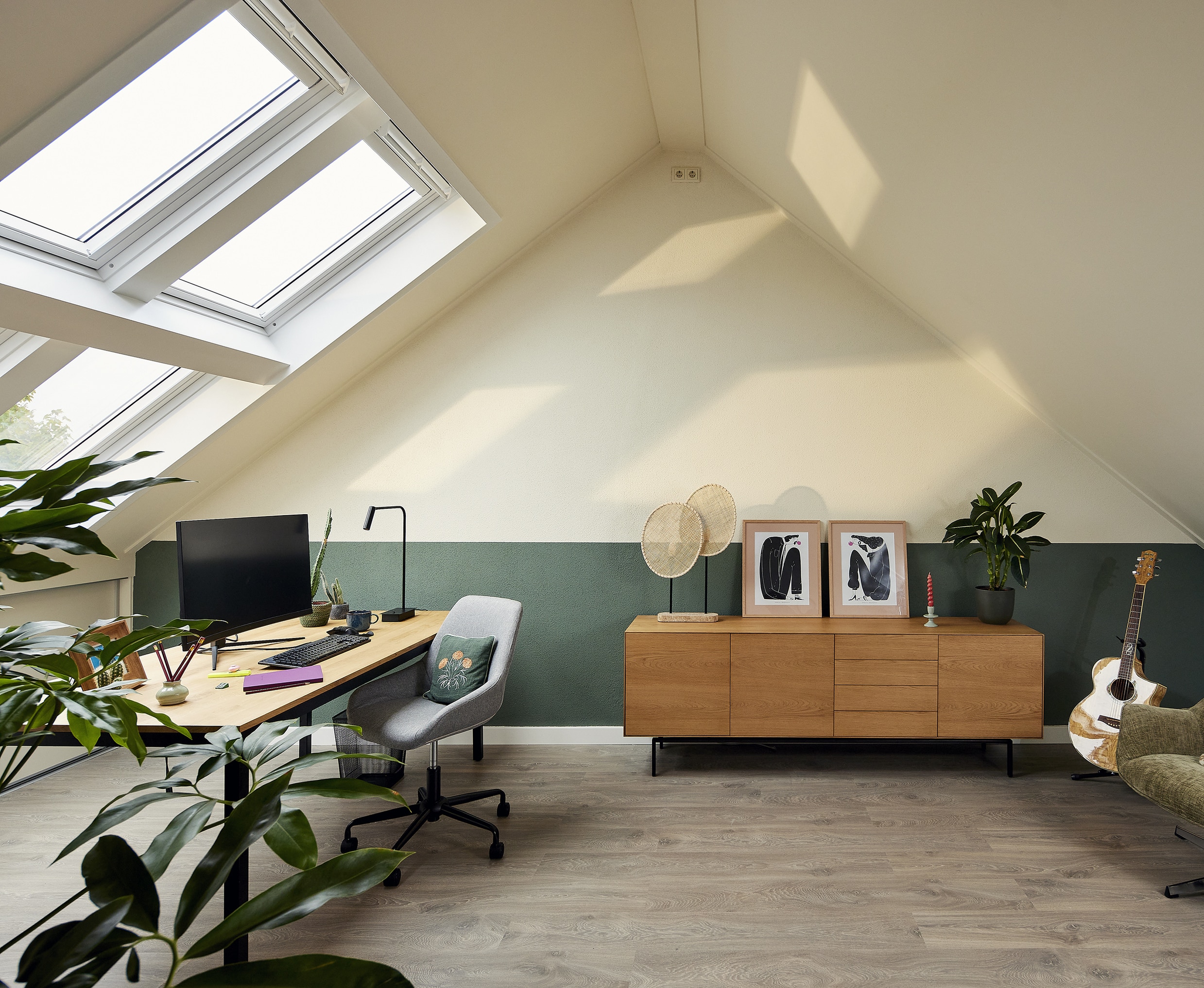 Bureau &agrave; domicile sous combles avec plafond en pente et fen&ecirc;tres de toit VELUX, lumineux et a&eacute;r&eacute;.