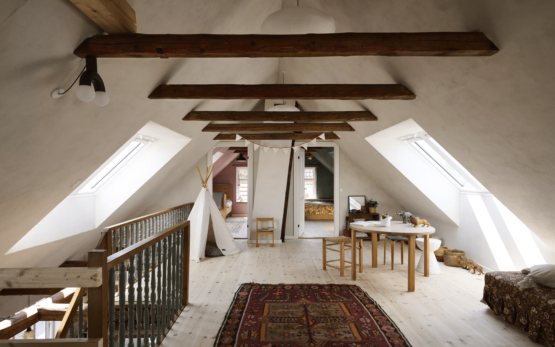 Palier de combles aménagés avec poutres apparentes.