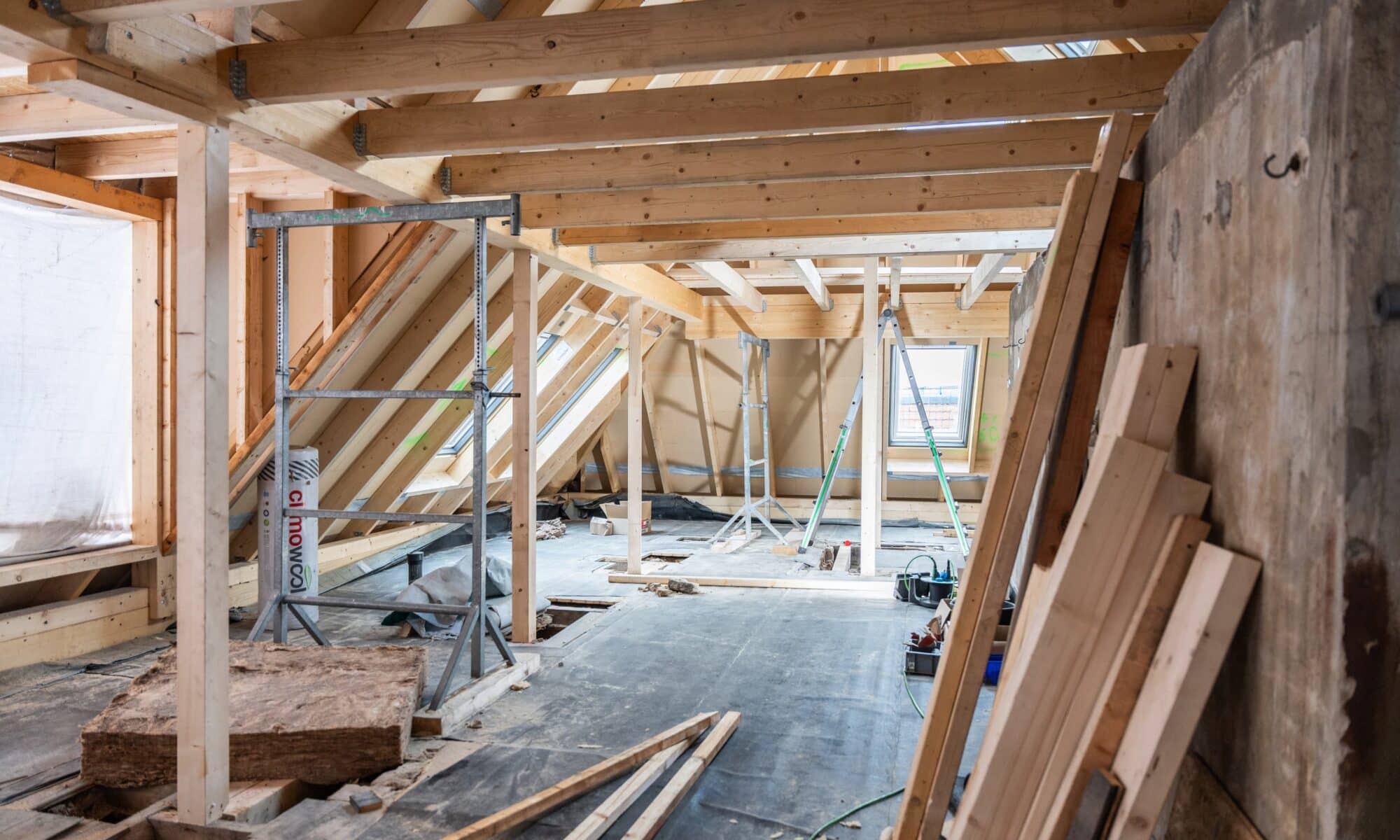 Chantier de combles en cours pour des travaux d'isolation intérieure