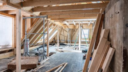 Chantier de combles en cours pour des travaux d'isolation intérieure