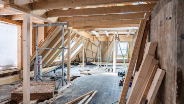 Chantier de combles en cours pour des travaux d'isolation intérieure