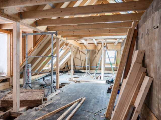 Chantier de combles en cours pour des travaux d'isolation intérieure