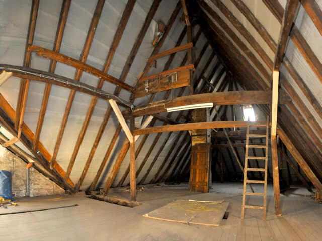 Charpente en bois en cours de réfection.