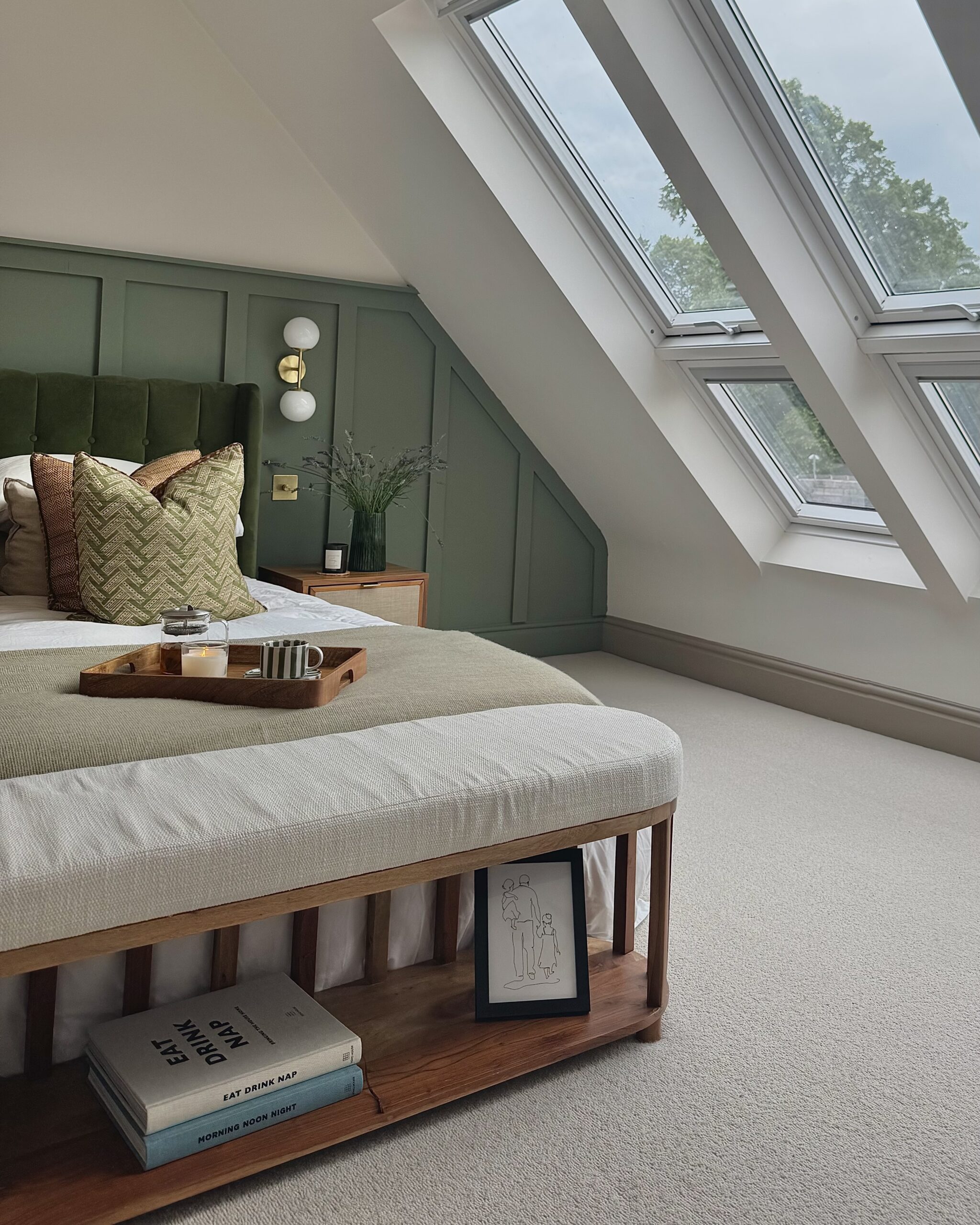 Chambre mansard&eacute;e avec plafond en pente et fen&ecirc;tres de toit VELUX, d&eacute;coration chaleureuse.