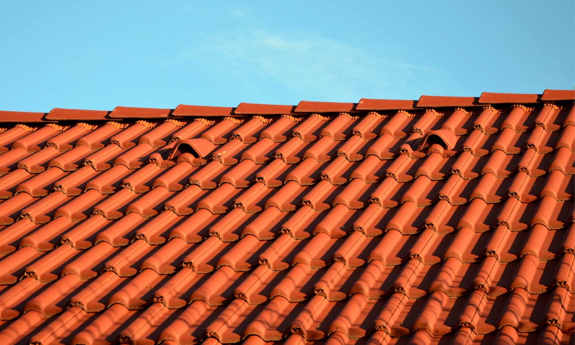 Vue d'un toit en tuiles avec des aérations.
