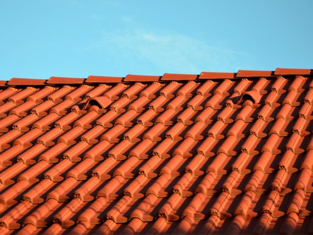 Vue d'un toit en tuiles avec des aérations.