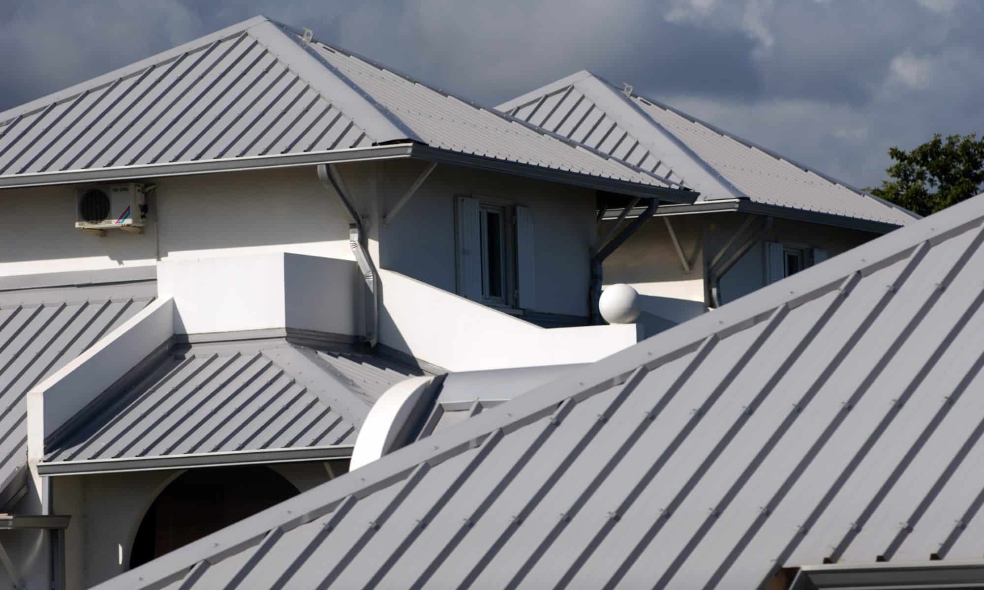 Toitures grises en métal de plusieurs maisons.