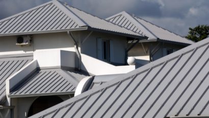 Toitures grises en métal de plusieurs maisons.