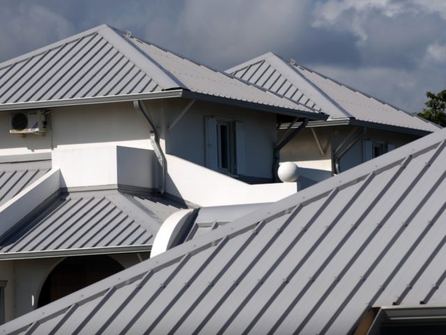 Toitures grises en métal de plusieurs maisons.