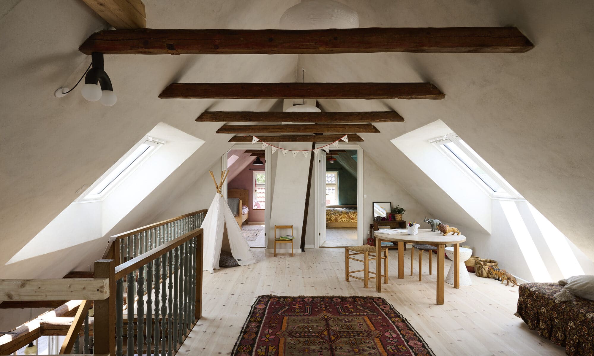 Pièce sous comble avec des poutres apparentes