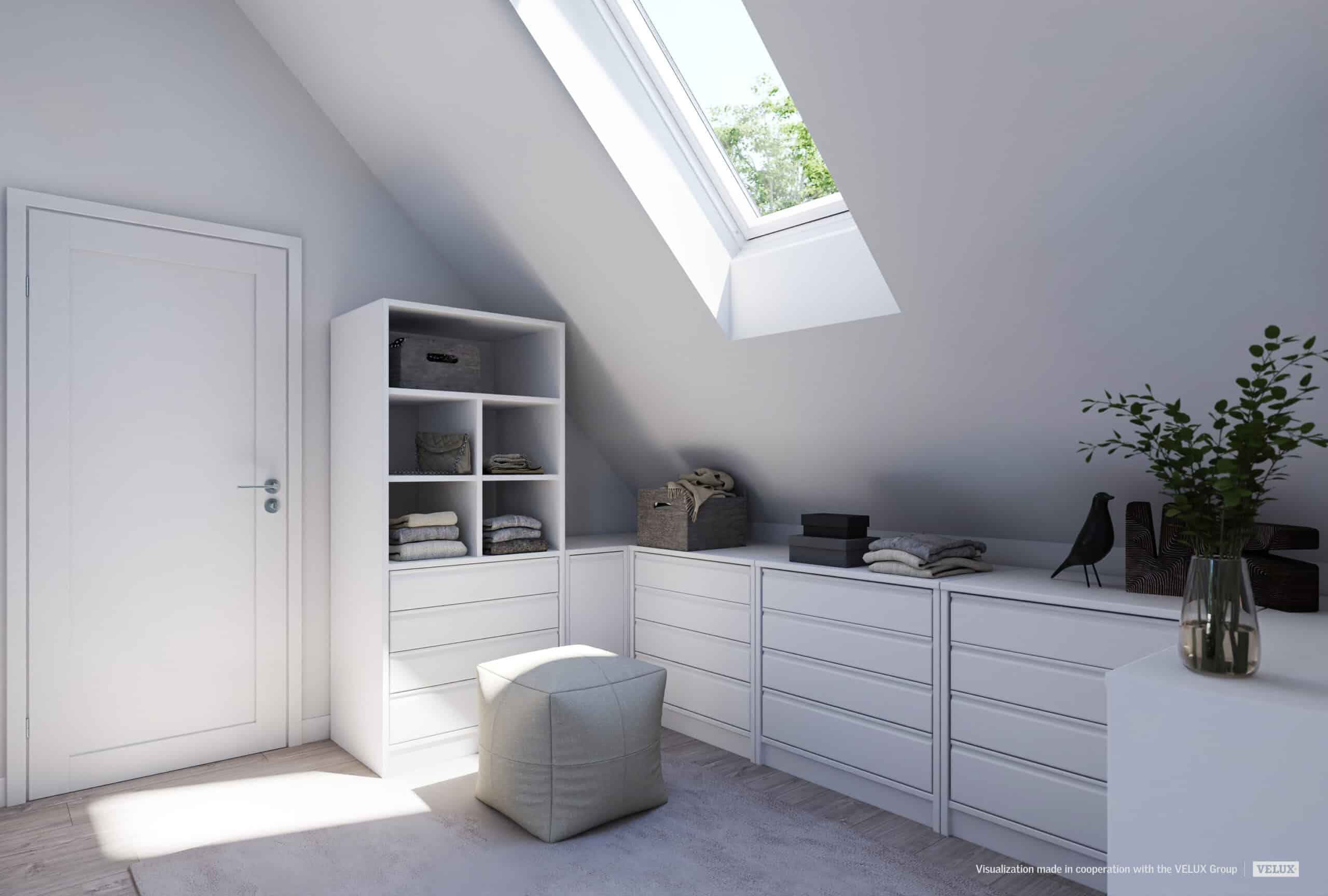Pi&egrave;ce mansard&eacute;e avec plafond mansard&eacute; et fen&ecirc;tre de toit VELUX, lumineuse et bien organis&eacute;e.