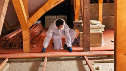 Homme posant une isolation thermique sous le toit - installant le planking. Remise à niveai