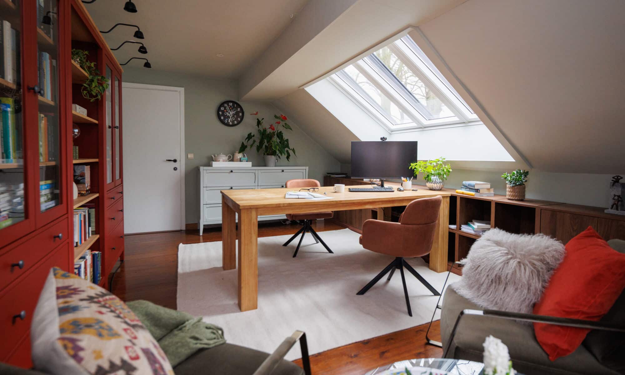 Bureau sous les combles avec une triple fenêtre