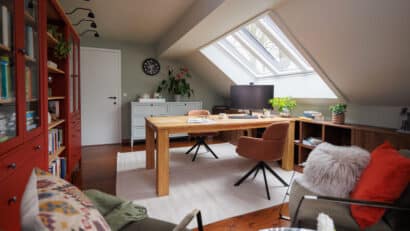Bureau sous les combles avec une triple fenêtre