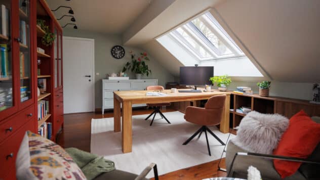 Bureau sous les combles avec une triple fenêtre