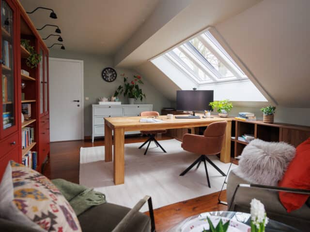 Bureau sous les combles avec une triple fenêtre