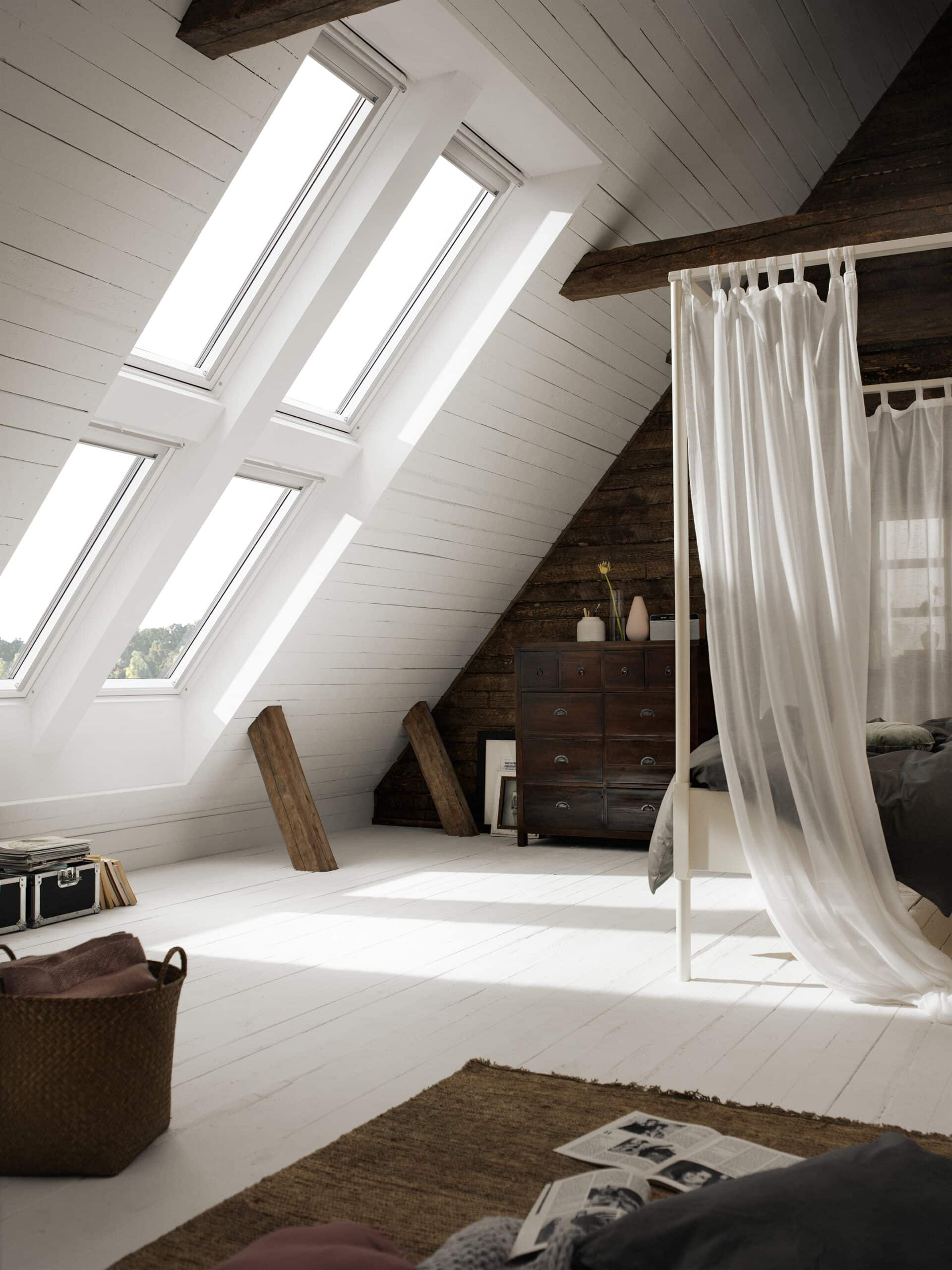 Chambre sous les combles avec rideaux sous pente et fen&ecirc;tres de toit VELUX, lumineuse et chaleureuse.