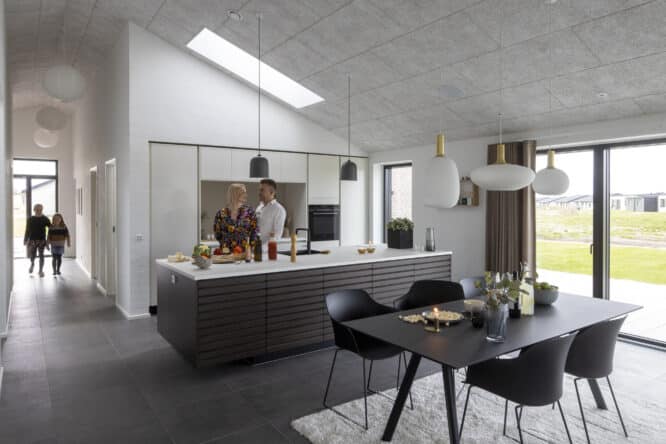 Cuisine moderne avec fenêtre de toit VELUX et coin repas.