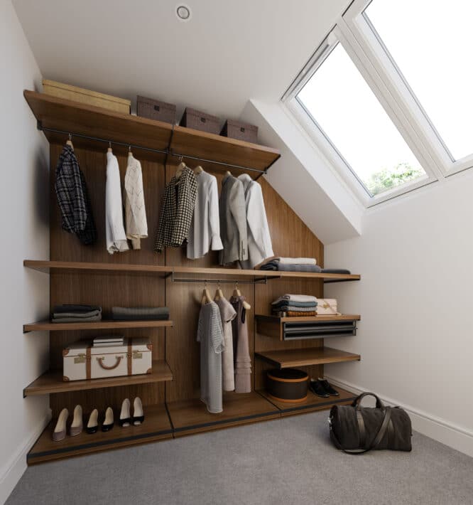 Placard dans des combles avec plafond incliné et fenêtre de toit VELUX, rangement des vêtements.