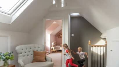 Conduit de lumière donnant sur une pièce mansardée.