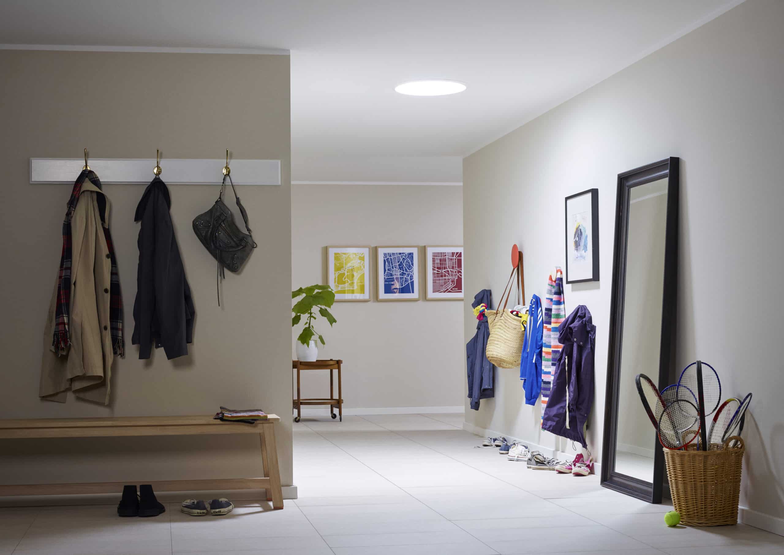 Entr&eacute;e de maison moderne avec conduit de lumi&egrave;re Sun Tunnel VELUX