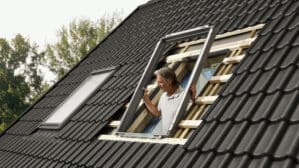 Homme installant un cadre de fenêtre de toit VELUX