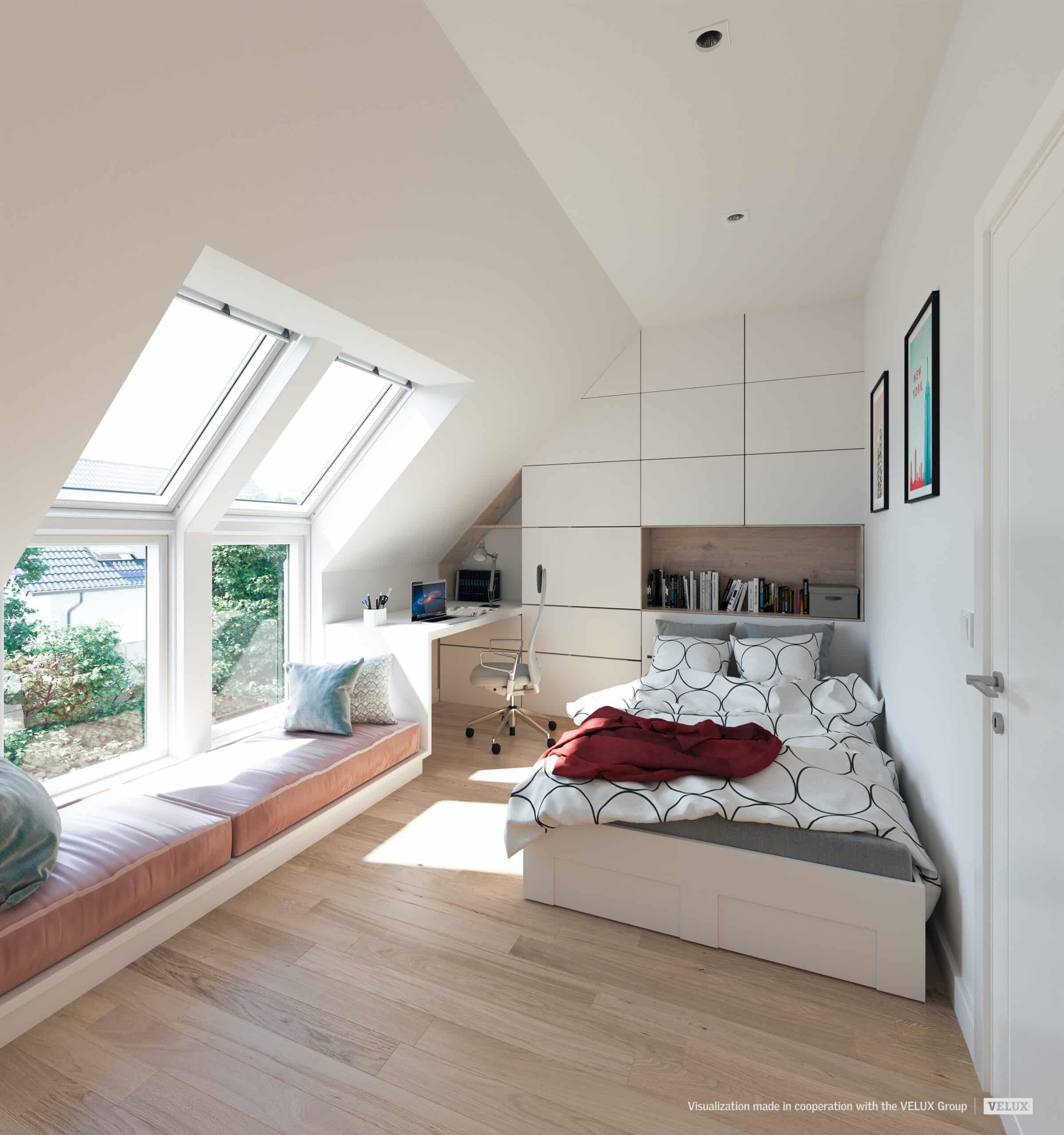Chambre mansard&eacute;e avec plafond en pente et fen&ecirc;tre de toit VELUX, au design moderne.