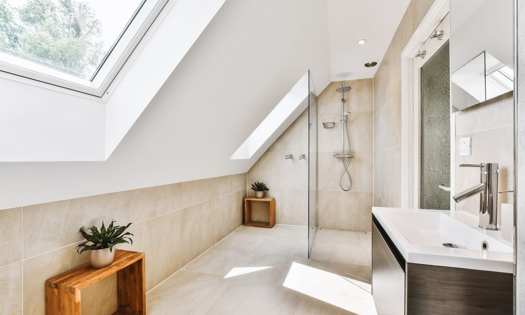 Aménager une douche sous pente : 7 erreurs à éviter absolument