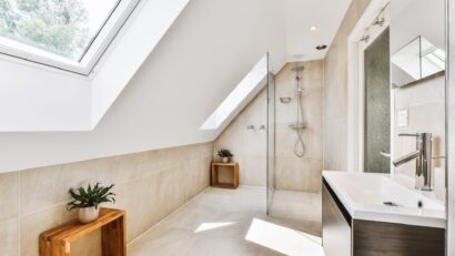 Aménager une douche sous pente : 7 erreurs à éviter absolument