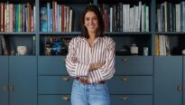 Ophélie Prinet debout devant une bibliothèque