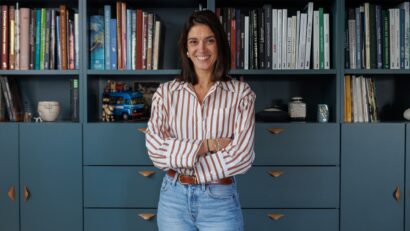 Ophélie Prinet debout devant une bibliothèque